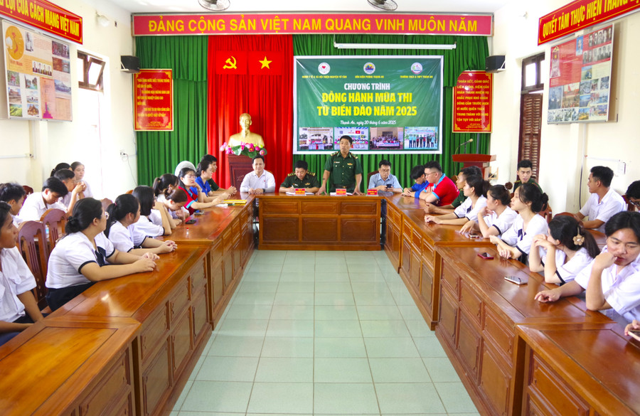Cán bộ Biên phòng phát biểu tư vấn và động viên các thí sinh. ho-tro-thi-sinh-thi-tot-nghiep.jpg