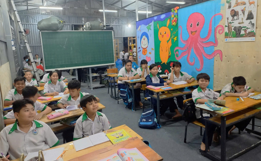 Lektionstid på Long Buu välgörenhetsklass. lop-hoc-tinh-thuong-1.jpg