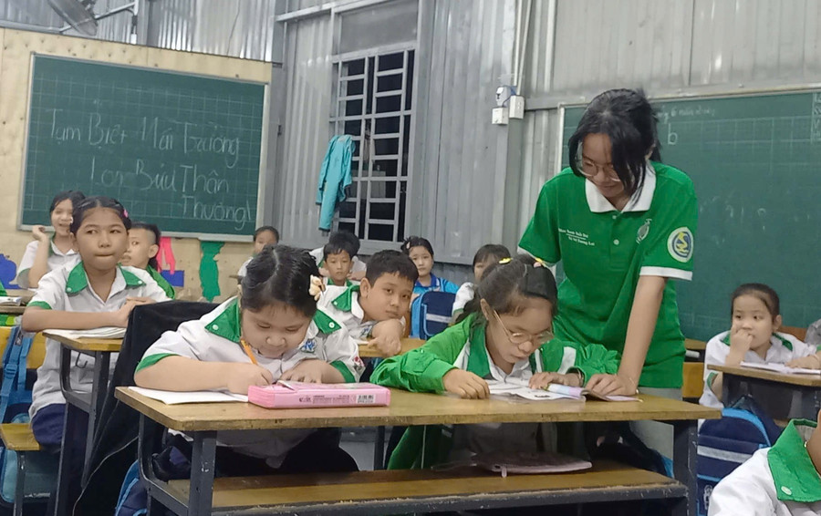 Sinh viên tình nguyện giảng dạy tại lớp học tình thương Long Bửu.