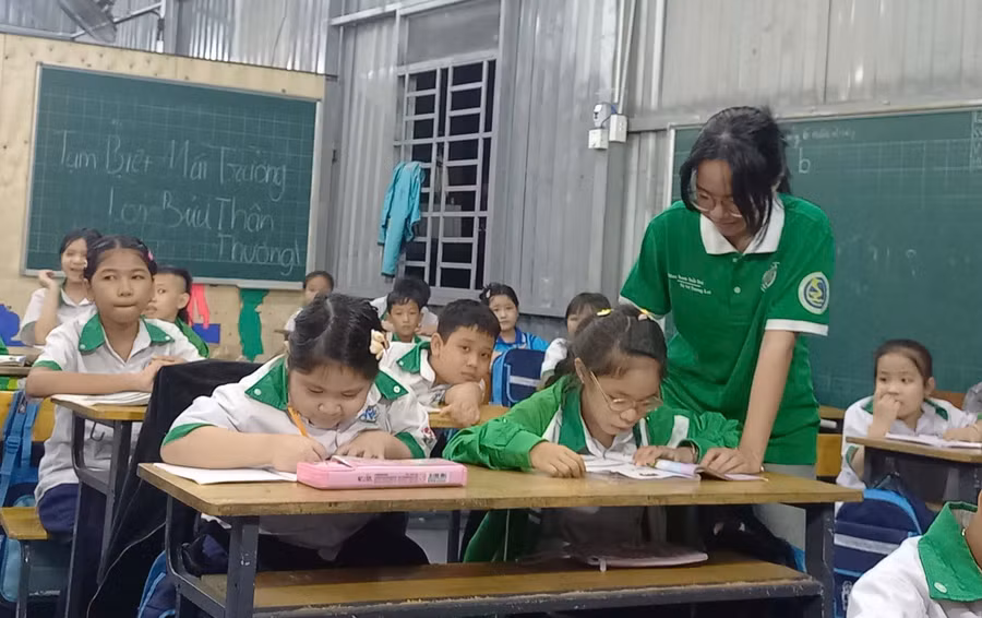 Sinh viên tình nguyện giảng dạy tại lớp học tình thương Long Bửu.