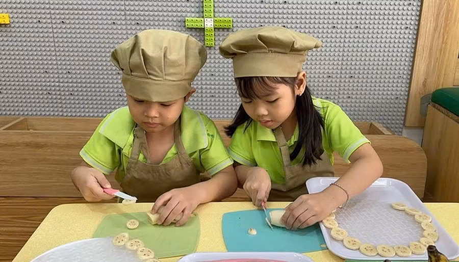 Hoạt động trải nghiệm của trẻ lớp lá Trường Mầm non Thiên Ân 3 (phường Hiệp Bình, TPHCM).