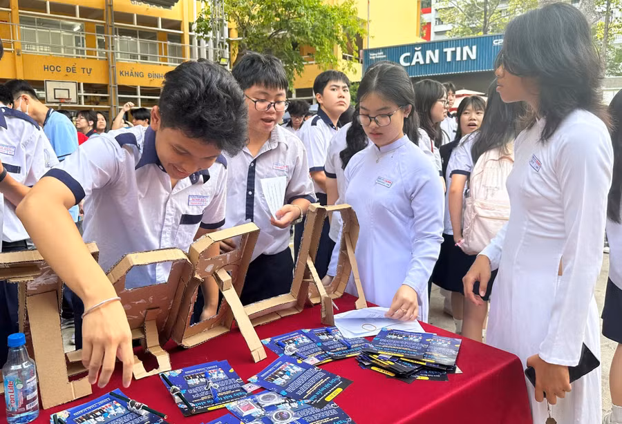 Học sinh lớp 9 TPHCM trải nghiệm tại các gian hàng của học sinh Trường THPT Ten Lơ Man (Quận 1).