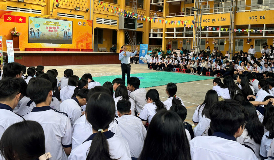 Thầy Nguyễn Hùng Khương chia sẻ với các em học sinh lớp 9.