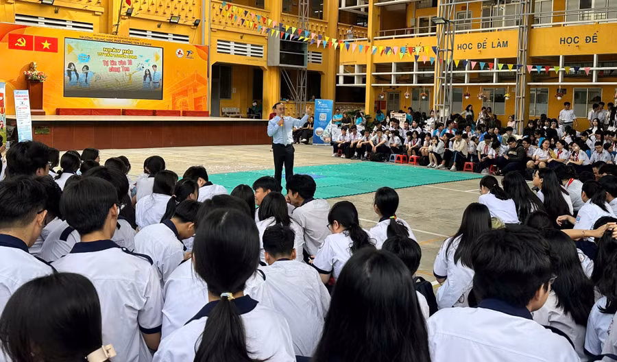 Thầy Nguyễn Hùng Khương chia sẻ với các em học sinh lớp 9.