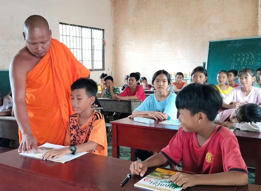 Sư chùa Thlốt, xã Hiệp Hòa (huyện Cầu Ngang, tỉnh Trà Vinh) hướng dẫn các em học tiếng Khmer tại điểm chùa.