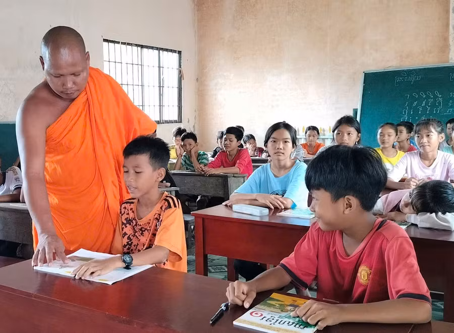 Sư chùa Thlốt, xã Hiệp Hòa (huyện Cầu Ngang, tỉnh Trà Vinh) hướng dẫn các em học tiếng Khmer tại điểm chùa.