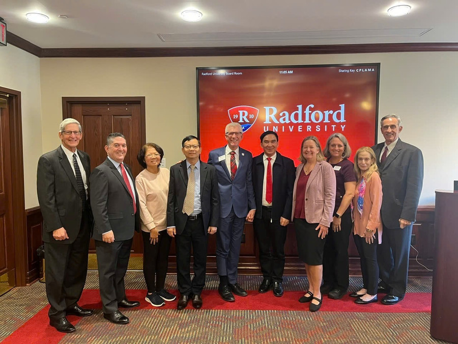 GS.TS.BS.Phạm Văn Lình và đoàn công tác HIU thăm Trường Đại học Radford, bang Virginia - Hoa Kỳ.