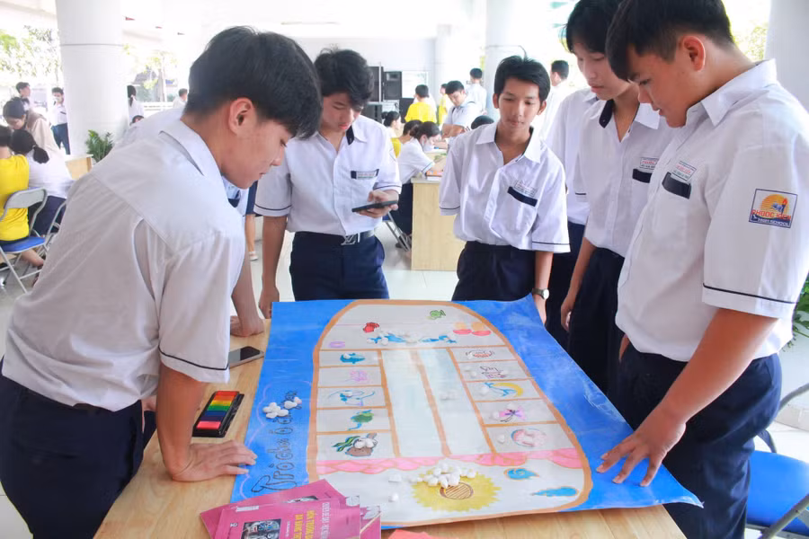 Từ tháng 10/2025 Sở GD&ĐT TPHCM đã chọn 16 trường để thử nghiệm mô hình giờ ra chơi không điện thoại, kỳ vọng giúp học trò có giờ ra chơi sôi động, gắn kết và lành mạnh hơn.