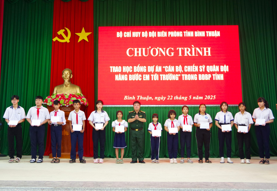 Đại tá Đinh Văn Bộ, Phó Chính ủy BĐBP Bình Thuận trao học bổng cho các em nhận đỡ đầu theo Dự án “Cán bộ, chiến sỹ quân đội nâng bước em tới trường”.