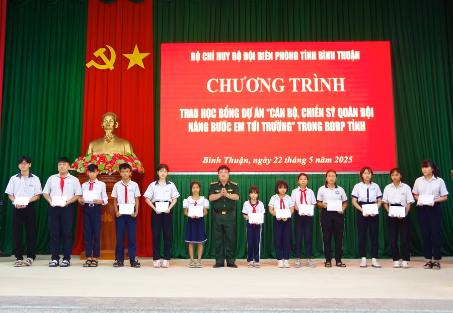 Đại tá Đinh Văn Bộ, Phó Chính ủy BĐBP Bình Thuận trao học bổng cho các em nhận đỡ đầu theo Dự án “Cán bộ, chiến sỹ quân đội nâng bước em tới trường”.
