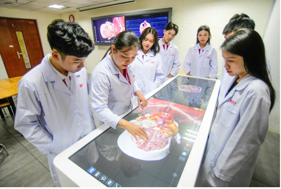 Sinh viên ngành sức khỏe trong giờ thực hành. z6830712432373-5760f84614a1b1e6cf4f93407a946203.jpg