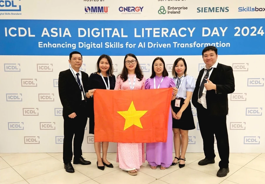 Cô Lê Thị Phương (áo dài màu tím) nhận giải ICDL Educator Award trong sự kiện lần này.