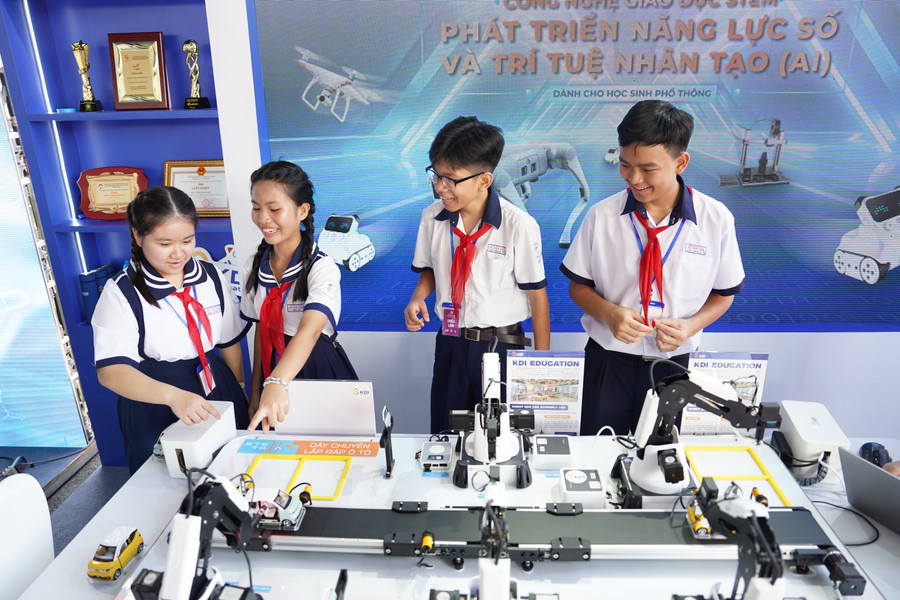 Học sinh trải nghiệm các mô hình công nghệ ứng dụng trong giáo dục. Ảnh: PĐ. trien-lam-cong-nghe-chien-luoc-2-8604.jpg