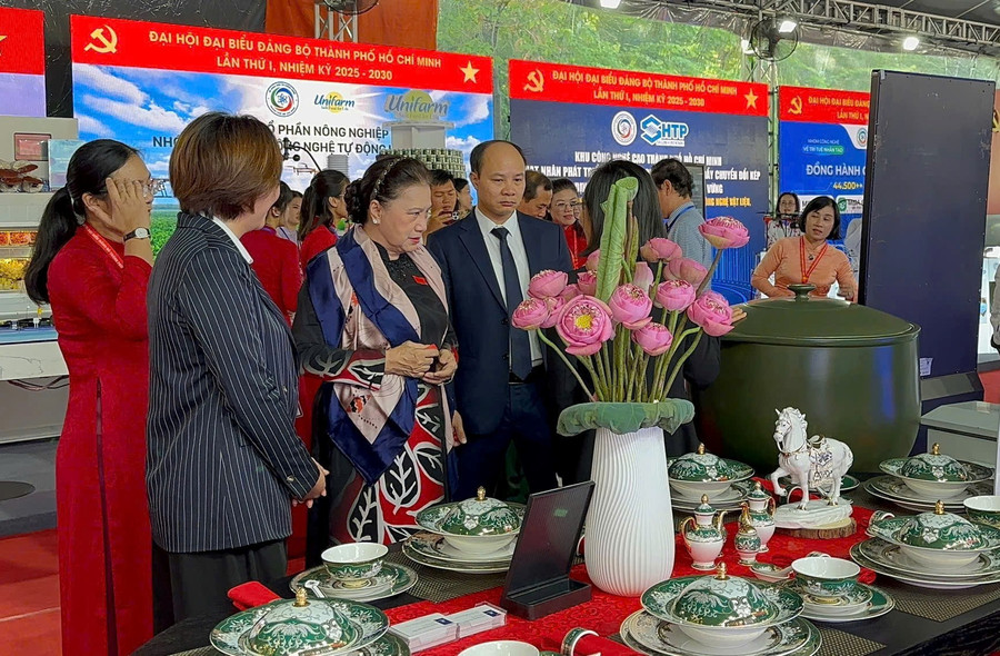 Nguyên Chủ tịch Quốc hội Nguyễn Thị Kim Ngân tham quan gian trưng bày công nghệ nano trong chế tác gốm sứ tại triển lãm. Ảnh: TL. trien-lam-cong-nghe-chien-luoc-2.jpg