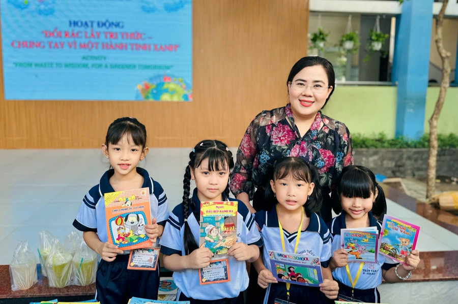 Bà Nguyễn Vĩnh Bảo Châu cùng học sinh của trường tại hoạt động đổi rác lấy trí thức.