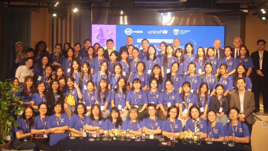 Ban tổ chức và các thí sinh cuộc thi STEAM For Girls dành cho nữ sinh năm 2025.