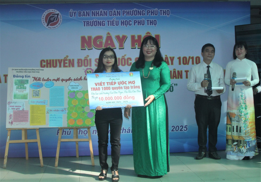 Trường Tiểu học Phú Thọ cũng đã trao tặng 1.000 quyển tập (trị giá 10 triệu đồng) cho Trường Tiểu học Cao Văn Ngọc (Đặc khu Côn Đảo). binh-dan-hoc-vu-so-1.jpg