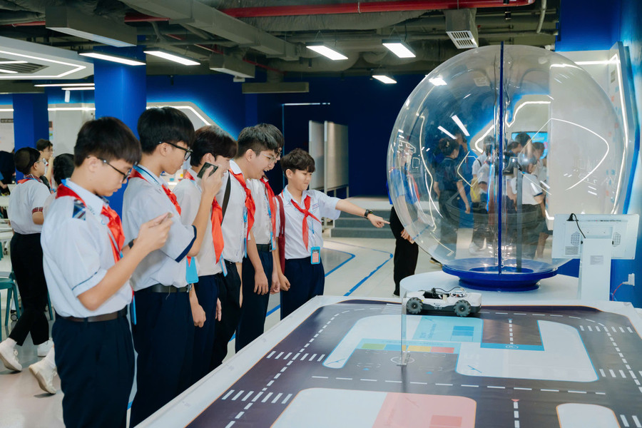 Mô hình xe tự lái thu hút sự tò mò của các em học sinh.