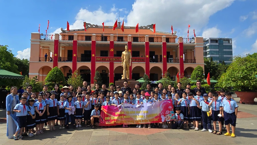 Trường Tiểu học Phú Thọ tổ chức cho học sinh dâng hương, dâng hoa và tham quan tại Bến Nhà Rồng (Quận 4)
