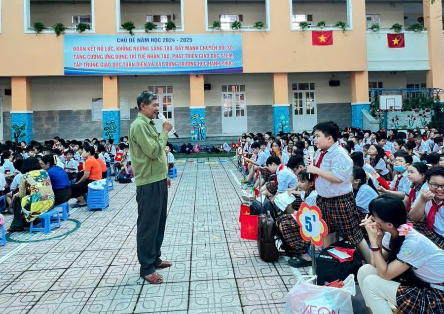 Học sinh Trường Tiểu học Trần Thị Bưởi giao lưu với các cựu chiến binh. truong-hoc-to-chuc-hoat-dong-mung-sinh-nhat-bac-5.jpg
