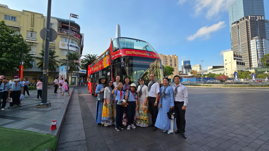 Trải nghiệm bổ ích của học sinh Trường Tiểu học Phú Thọ khi tham quan học tập tìm hiểu về thành phố mang tên Bác Hồ bằng xe bus 2 tầng. truong-hoc-to-chuc-hoat-dong-mung-sinh-nhat-bac-4.jpg