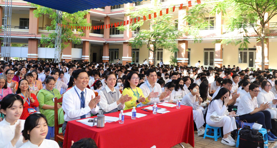 Hội nghị với sự tham gia của cán bộ, giáo viên và hơn 2.300 học sinh Trường THPT Trần Quang Khải. truong-hoc-to-chuc-hoat-dong-mung-sinh-nhat-bac-1.jpg