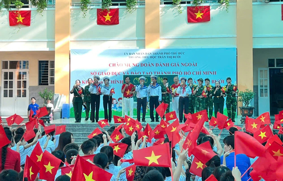 Hoạt động do Trường Tiểu học Trần Thị Bưởi tổ chức góp phần quan trọng trong việc kết nối giữa các thế hệ, giữ gìn và phát huy những giá trị cách mạng cao đẹp. truong-hoc-to-chuc-hoat-dong-mung-sinh-nhat-bac-6.jpg
