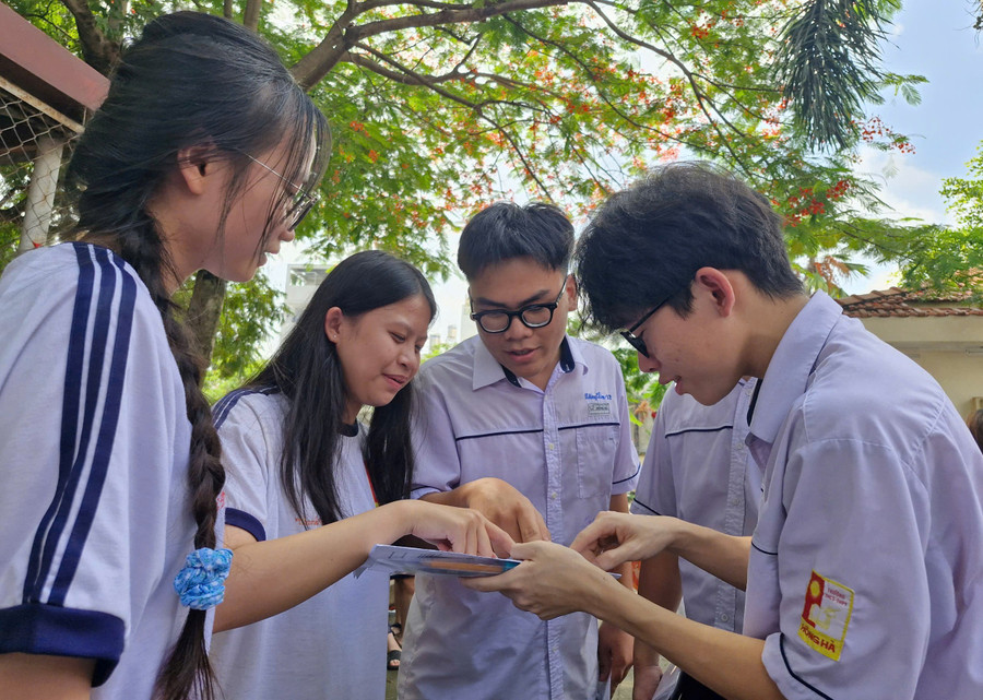 Thí sinh tại điểm thi Trường THCS Nguyễn Trãi trao đổi sau khi kết thúc bài thi tự chọn. thi-tot-nghiep0.jpg