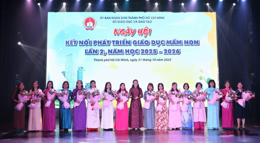 Lãnh đạo Sở GD&ĐT TPHCM tặng hoa tri ân 16 cụm trưởng chuyên môn bậc học mầm non trên địa bàn TPHCM. ngay-hoi-giao-duc-mam-non-1.jpg