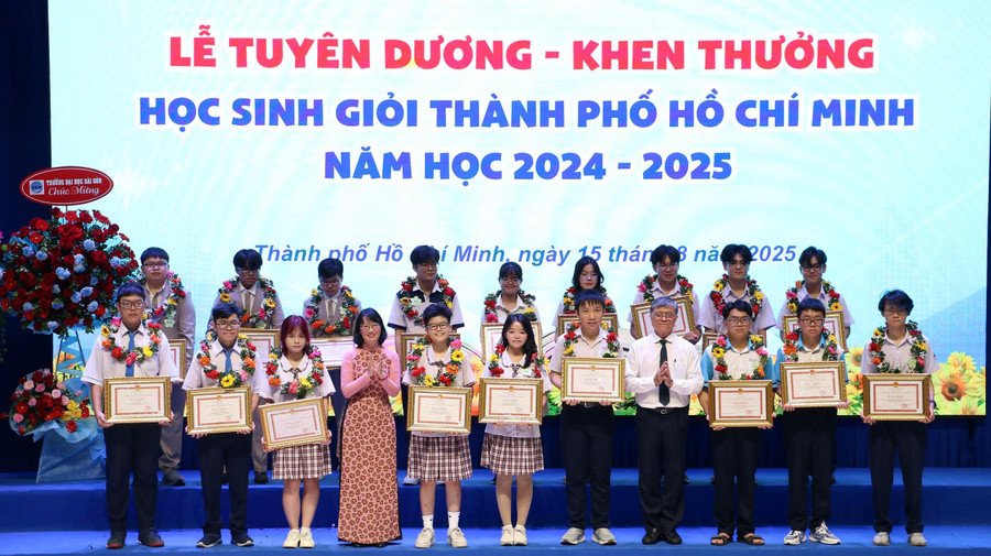 Bà Trần Thị Diệu Thúy, Phó Chủ tịch UBND TPHCM và ông Nguyễn Văn Hiếu, Giám đốc Sở GD&ĐT TPHCM tặng bằng khen cho học sinh có thành tích xuất sắc trong năm học 2024-2025