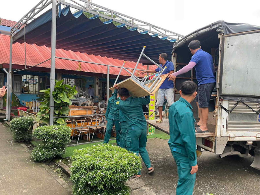 Cán bộ, lãnh đạo phường Vĩnh Tân, giáo viên Trường Tiểu học Vĩnh Tân cùng nhau vận chuyển bàn ghế vào các lớp học. Ảnh: AL. attnbtkiuqlkeki-n0vk44t27-gh79qzem36q1brqv1mrm.jpg