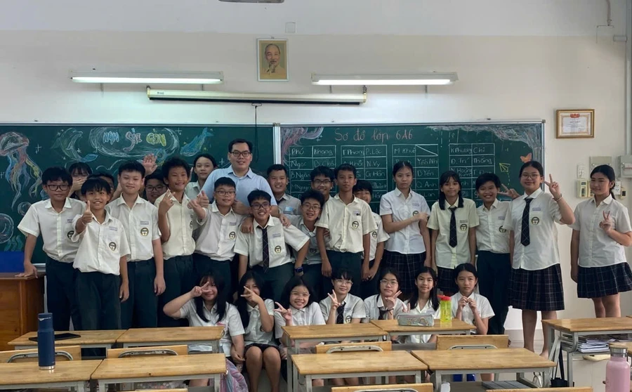 Thầy Ngô Kim Hải cùng học trò.