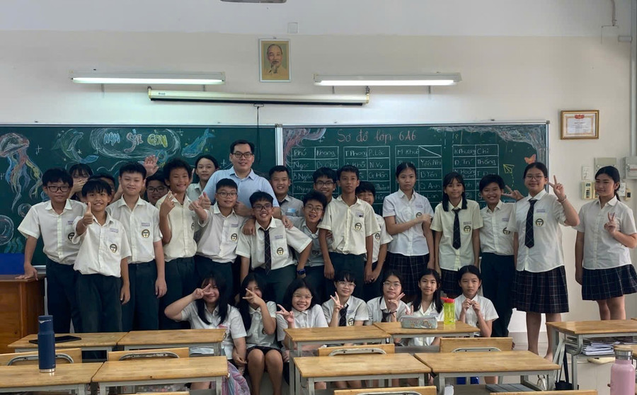 Thầy Ngô Kim Hải cùng học trò.