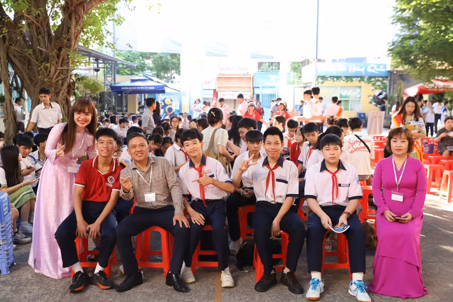 Ban giám hiệu Trường THPT Nguyễn Thị Diệu giao lưu cùng các em học sinh.