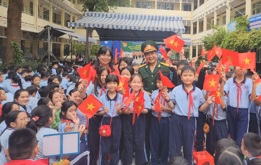 Học sinh Trường tiểu học Phú Thọ hào hứng với các hoạt động hướng đến ngày thành lập Quân đội nhân dân Việt Nam.