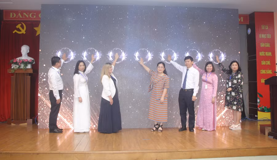 Lãnh đạo Bộ GD&Đ, Vụ Giáo dục Mầm non, đại diện TPHCM, Tây Ninh và Bắc Ninh tiến hành nghi thức khởi động dự án.