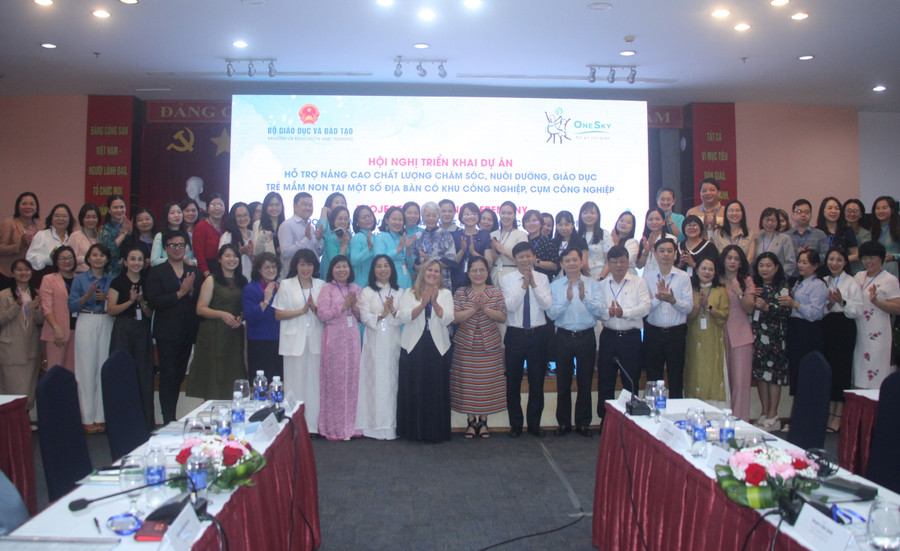 Các đại biểu chụp hình lưu niệm. mam-non-khu-cong-nghiep-4.jpg
