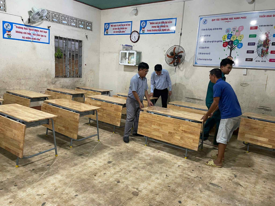 Bàn ghế hư hỏng, xuống cấp tại Trường Tiểu học Vĩnh Tân đã được thay bằng bàn ghế mới. Ảnh: AL.