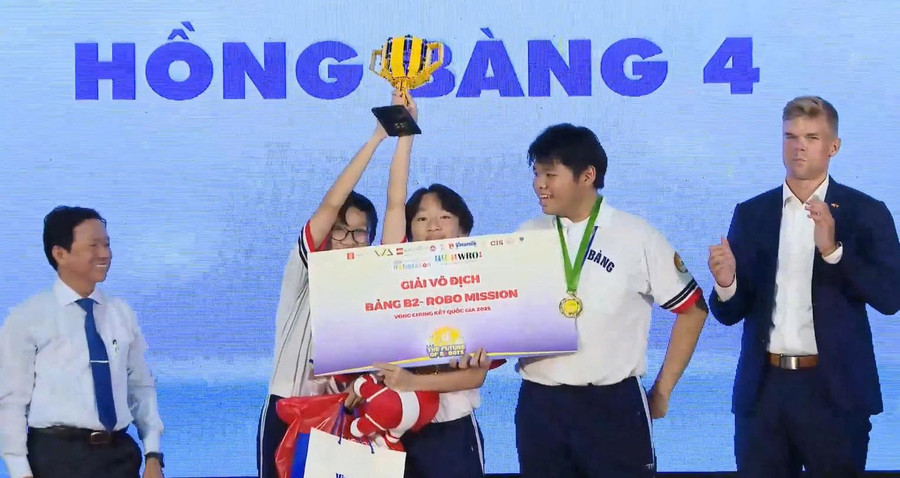 Đội Hồng Bàng 4, Trường THCS Hồng Bàng nhận cúp vô địch.