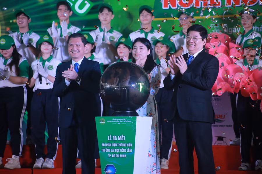 Trường Đại học Nông Lâm TPHCM ra mắt bộ nhận diện thương hiệu mới.