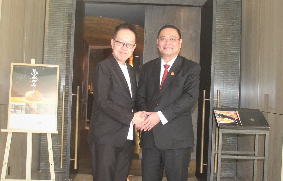 Tiến sĩ Nguyễn Đức Quốc, Chủ tịch Tập đoàn Giáo dục quốc tế Nam Việt (bên phải) và ông Tatsuya Kozaiwa, Hiệu trưởng Trường Nhật ngữ Howdy.