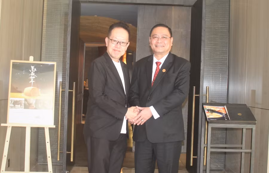 Tiến sĩ Nguyễn Đức Quốc, Chủ tịch Tập đoàn Giáo dục quốc tế Nam Việt (bên phải) và ông Tatsuya Kozaiwa, Hiệu trưởng Trường Nhật ngữ Howdy.