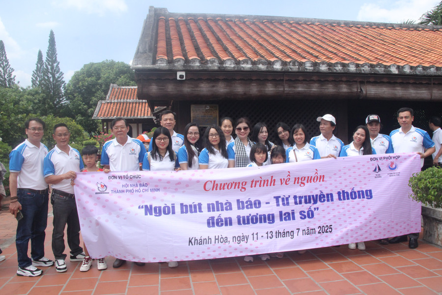 Các nhà báo trong chuyến về nguồn tại Trường Dục Thanh 1.jpg