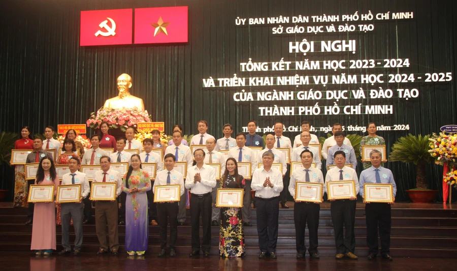 Dịp này, UBND TPHCM đã tặng danh hiệu Tập thể Lao động xuất sắc năm học 2023-2024 cho 136 tập thể có thành tích hoàn thành xuất sắc nhiệm vụ trong năm học, góp phần tích cực trong phong trào thi đua của thành phố.