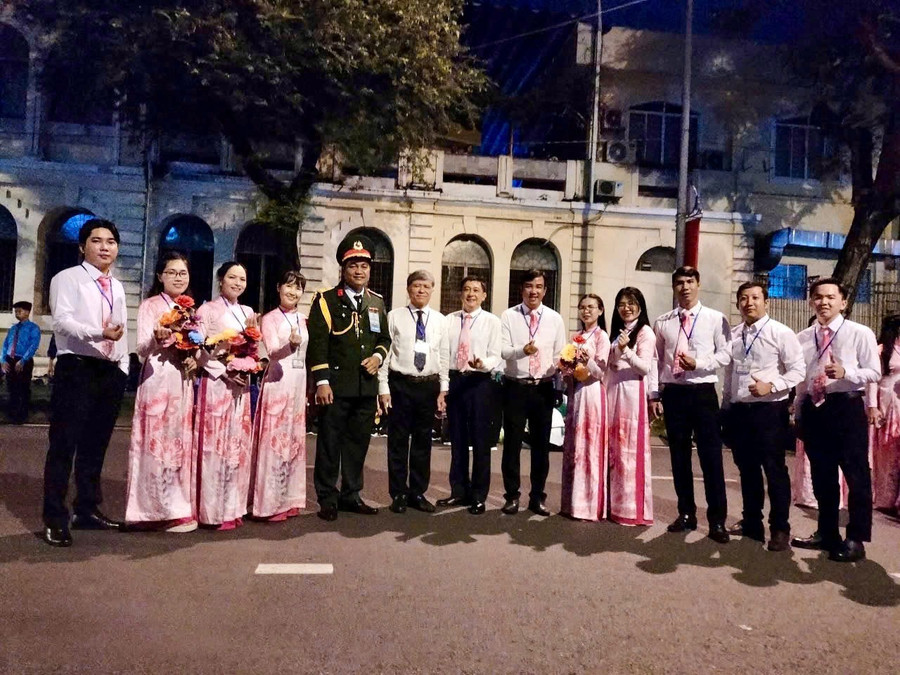 Lãnh đạo Sở GD&ĐT TPHCM thăm động viên thầy cô giáo tham gia đội hình Khối Trí thức.