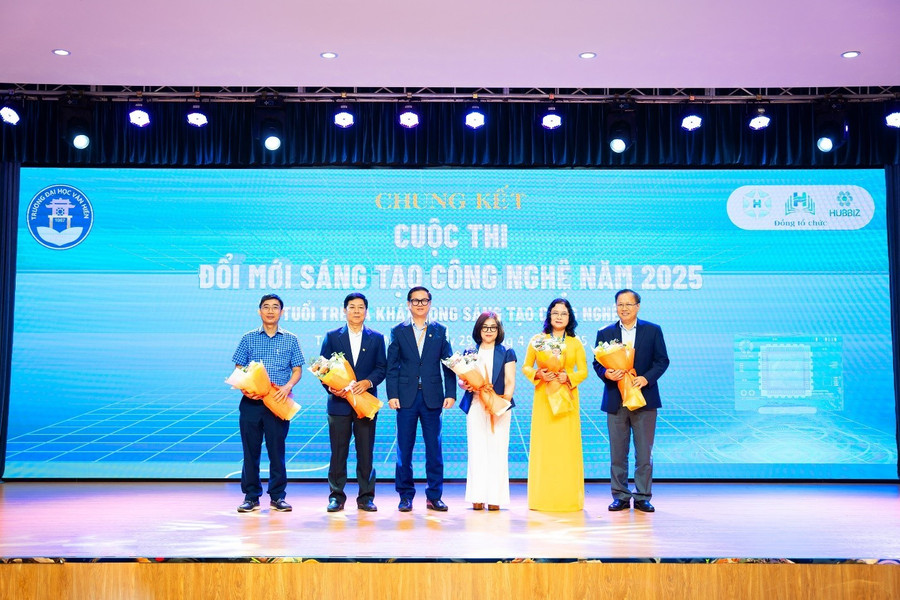 TS. Lê Sĩ Hải - Phó Hiệu trưởng Trường Đại học Văn Hiến tặng hoa cảm ơn cho Ban giám khảo vòng chung kết. 2.jpg