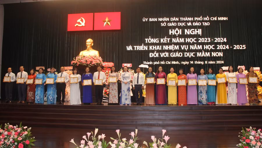 Các cá nhân nhận khen thưởng của Sở GD&ĐT TPHCM.