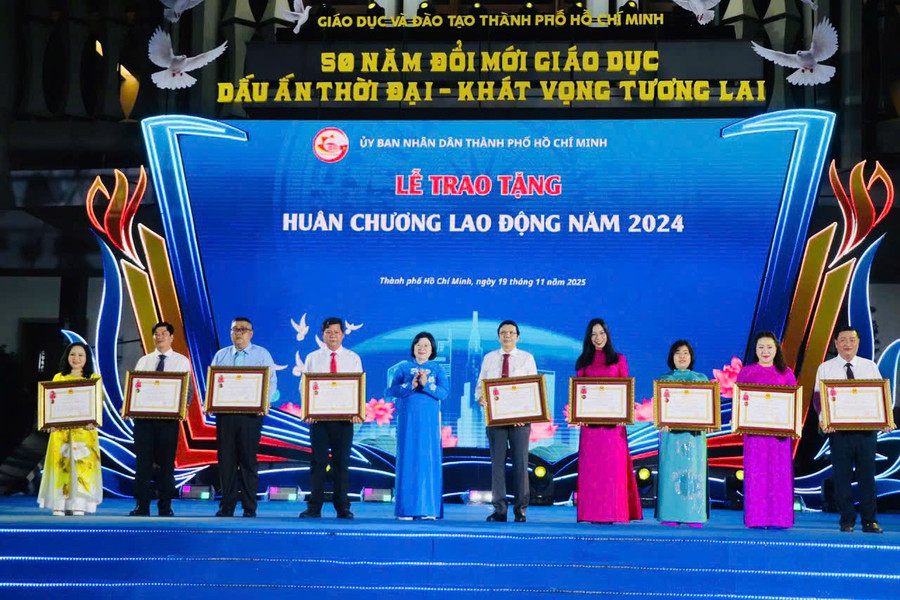 Bà Văn Thị Bạch Tuyết, Phó Bí thư Thành uỷ TPHCM trao Huân chương lao động hạng Nhì, Ba cho các nhà giáo.