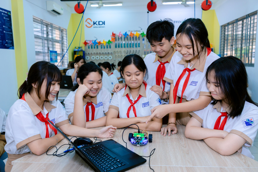Học sinh Trường THCS Lương Định Của hào hứng với giờ học STEM. giao-duc-stem-1.jpg