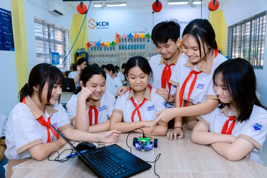 Học sinh Trường THCS Lương Định Của (phường Cát Lái, TPHCM) hào hứng với giờ học STEM.